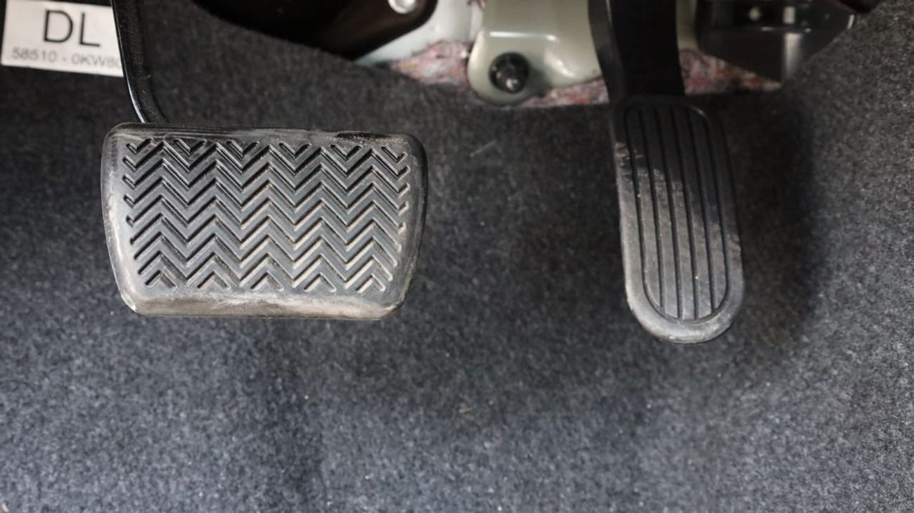 Toyota Hilux DLX 2.4L