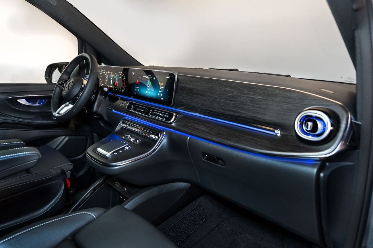 مرسيدس بنز V 300 V300 Avantgarde | 2026 | GCC 0KM | Agency Warranty | 360 View | 64 colors Ambeint Lights