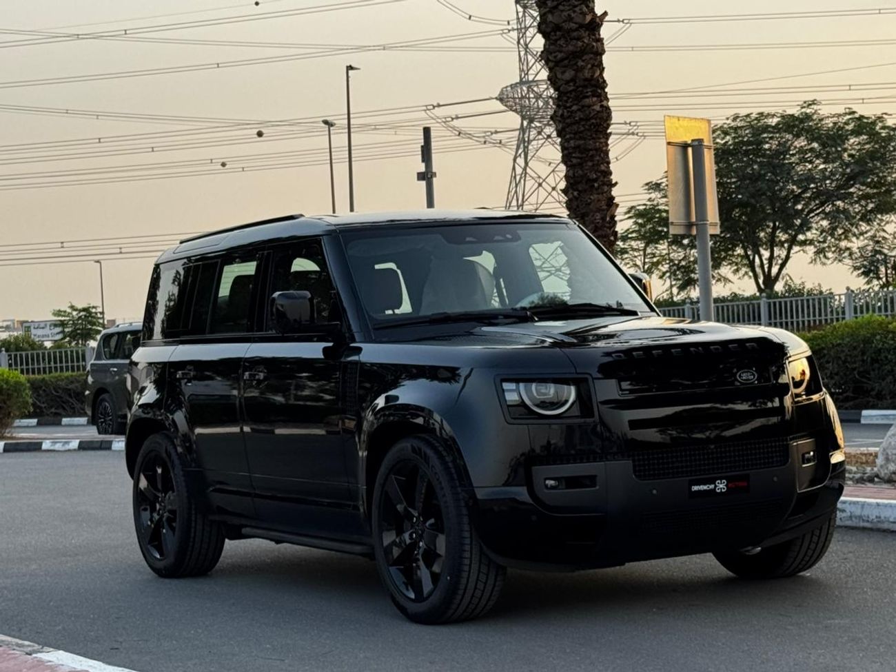 لاند روفر ديفندر LAND ROVER DEFENDER HSE P400 X-DAYNAMIC GCC FULLY LOADED UNDER WARRANTY