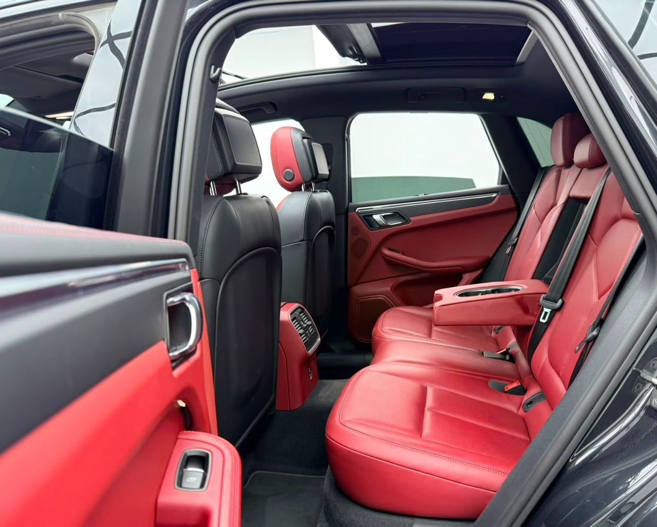 Porsche Macan STD 2023 Porsche Macan, Warranty, Full Service History, Fully Loaded, Excellent Condition, GCC
