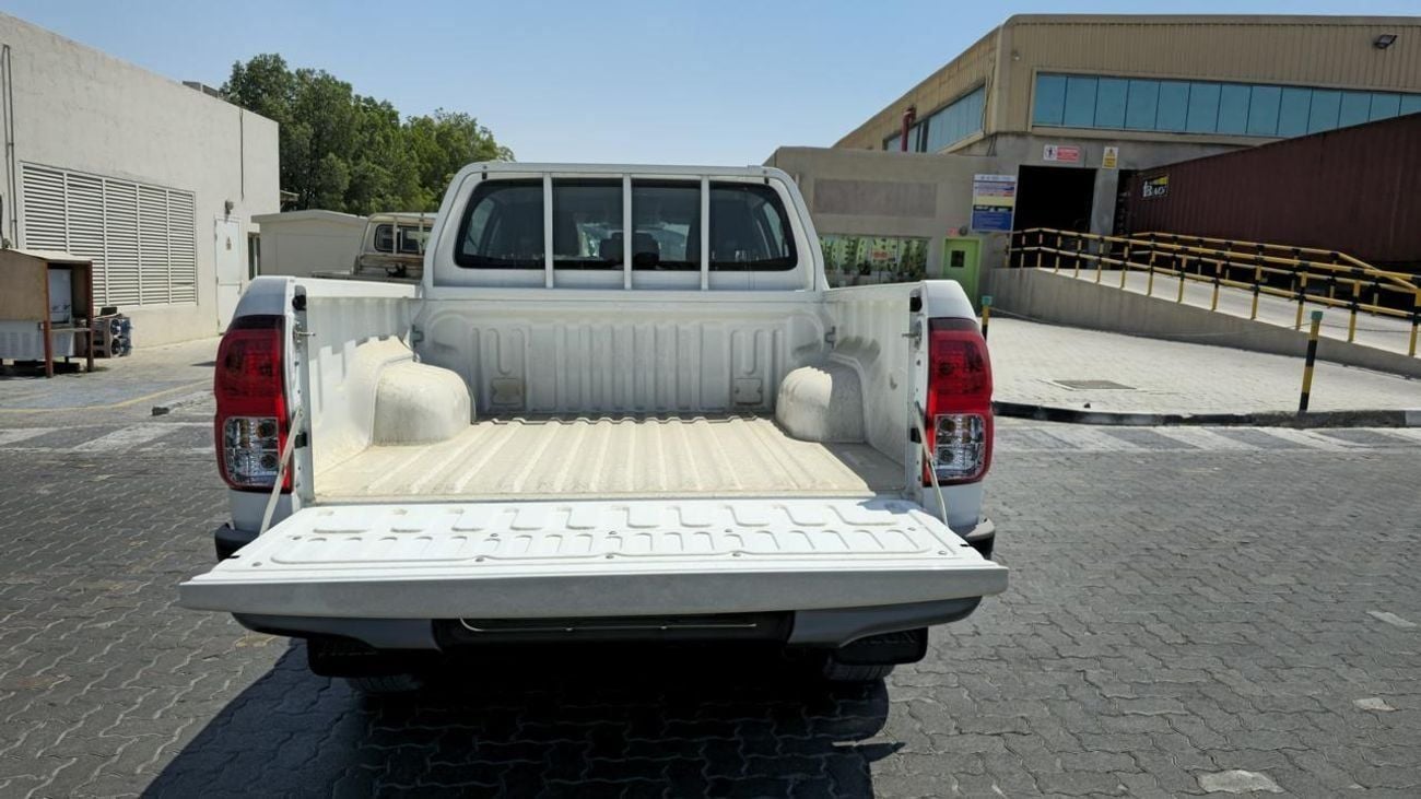 تويوتا هيلوكس Toyota Hilux Double Cabin 2.7L Petrol Auto Wide Body