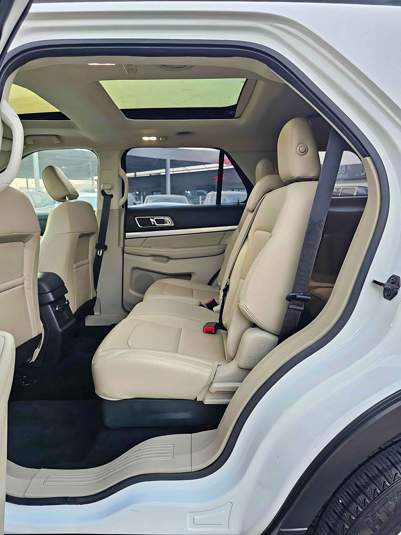 Ford Explorer XLT GCC/AWD/DUAL SUNROOF/LEATHER ELECTRIC SEATS/NAVIGATION/ FSH/ORG KMS/ORG PAINT/1033 MONTH/LOT#823