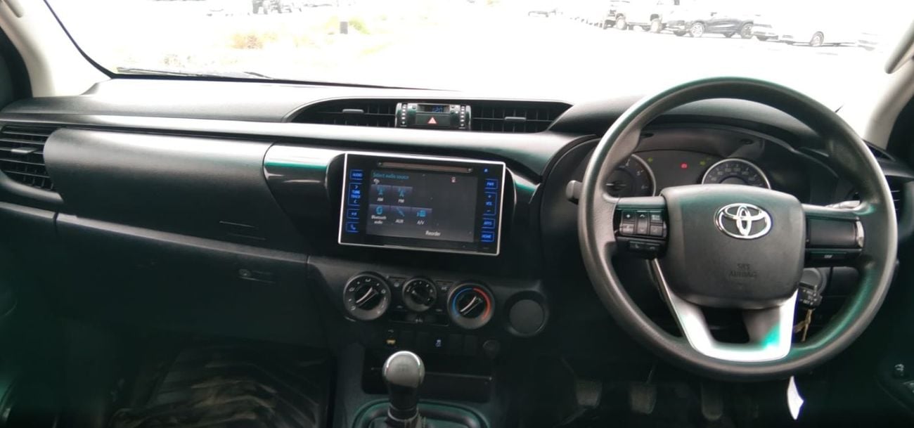 Toyota Hilux Smart cab SR5 2.8CC diesel manual