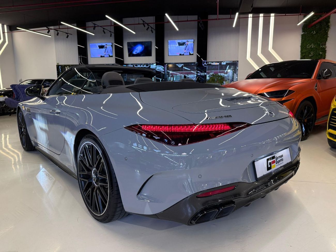 مرسيدس بنز SL 63 AMG 2023 SL63 AMG -Full Service History available - Mint Condition -Carbon Interior and Exterior