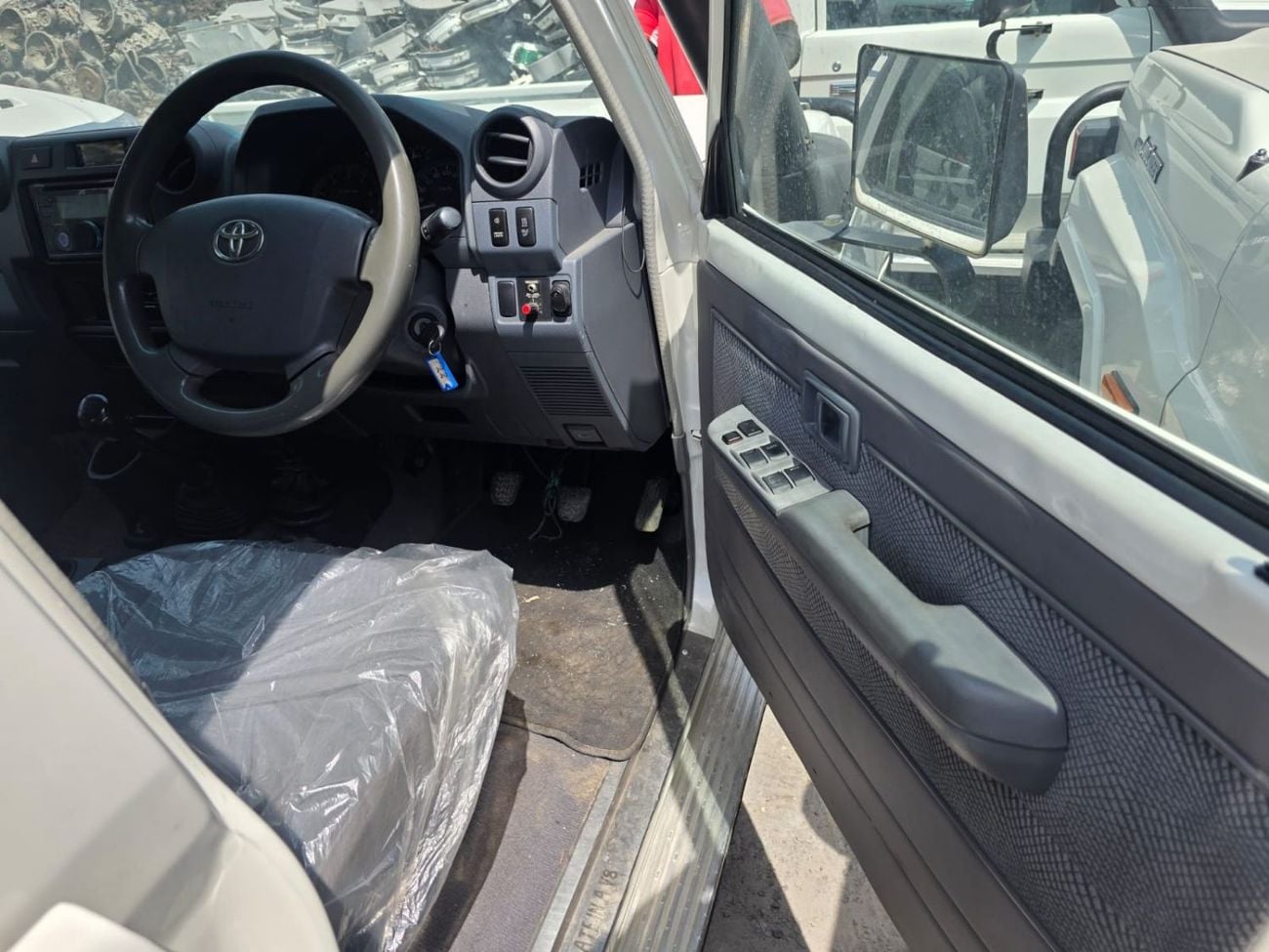 Toyota Land Cruiser Pick Up DIESEL RIGHT HAND DRIVE 4.5L ,2O15 MODEL ONLY FOR EXPORT AVAILABLE