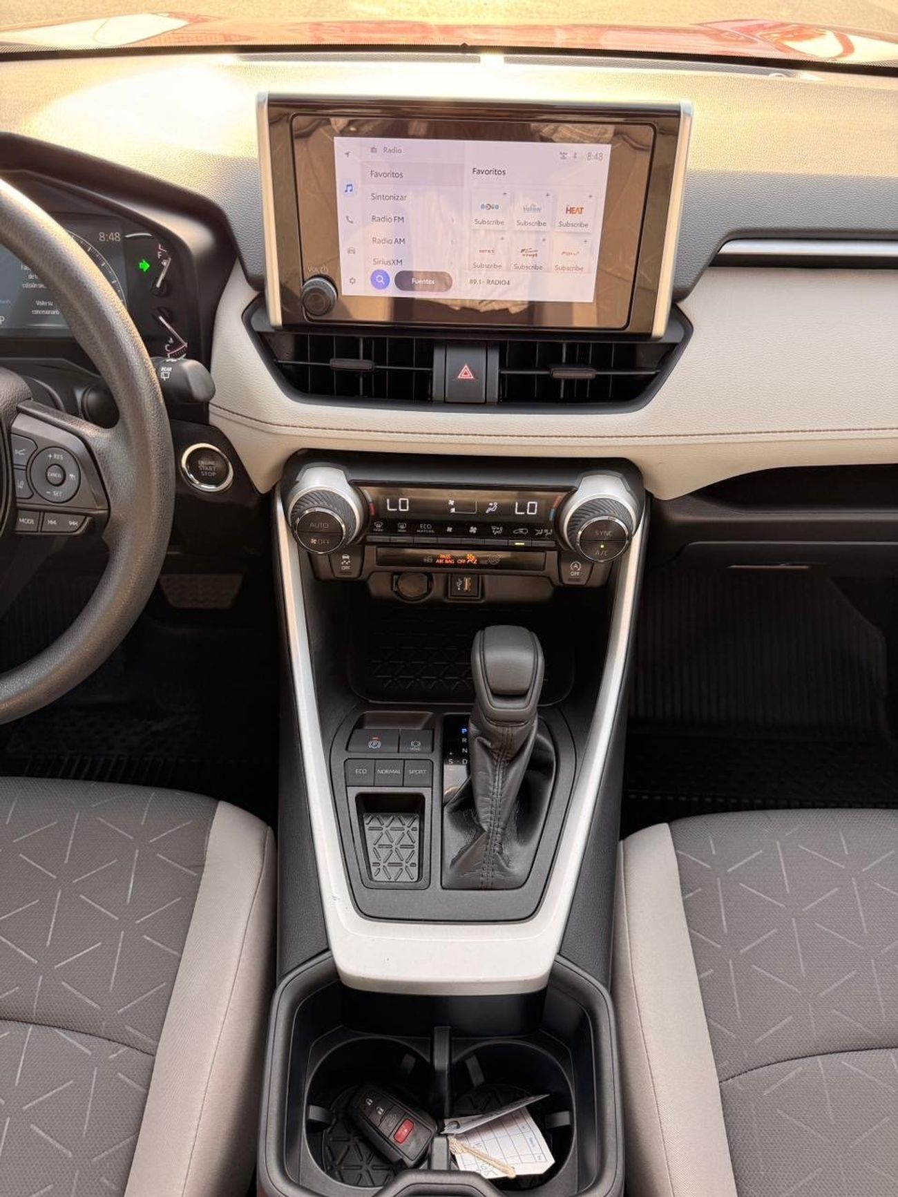 تويوتا راف ٤ XLE 2.5 L | sunroof, push start low mileage full option