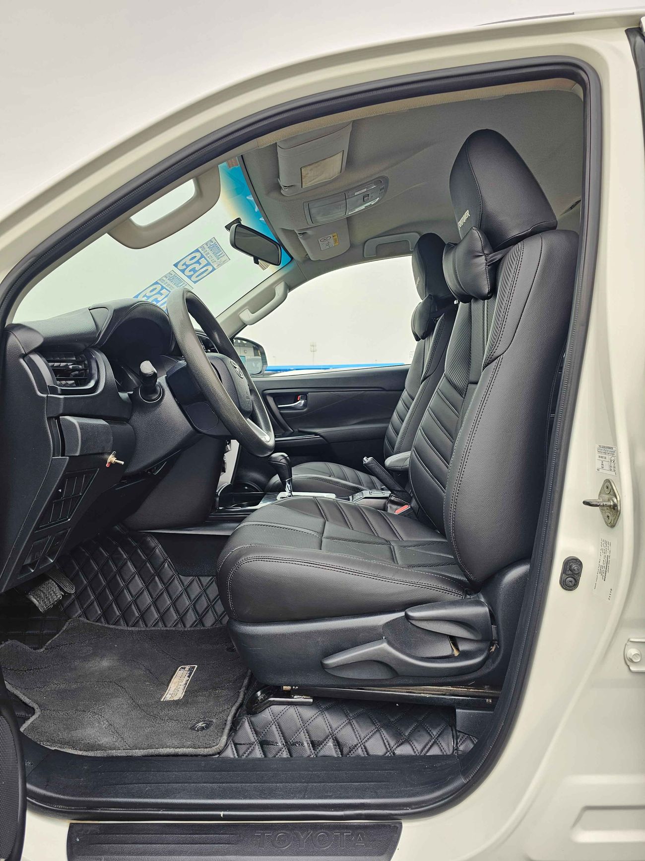 تويوتا فورتونر EXR/ V4/ 4WD / DVD REAR CAMERA / LEATHER SEATS / ORG MILEAGE / ONLY FOR EXPORT / LOT#99205