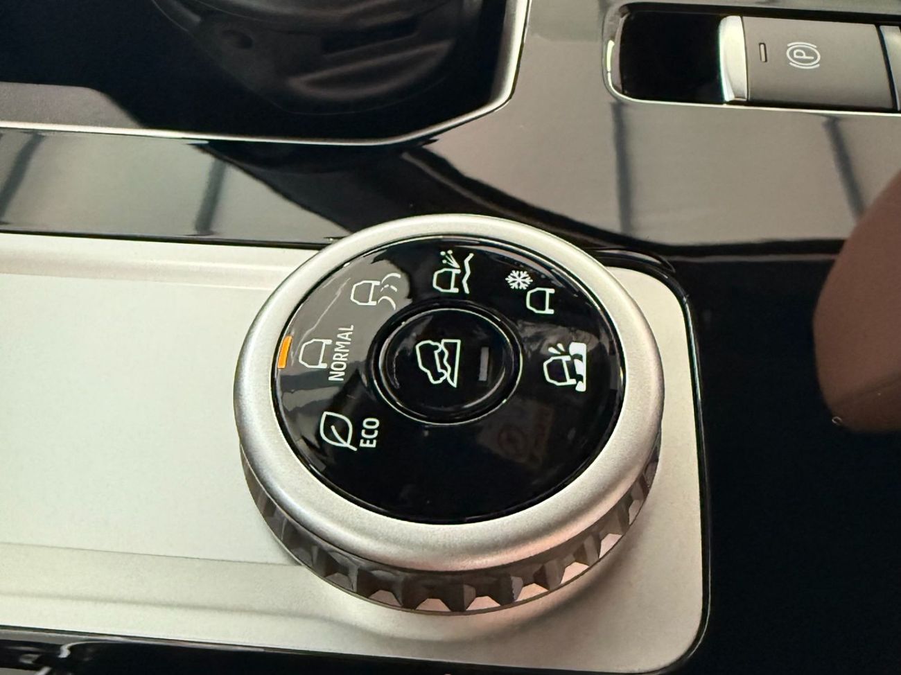 ميتسوبيشي آوتلاندر OUTLANDER 2.5 P-LINE 4WD **EXPORT ONLY**التصدير فقط خارج الخليج**