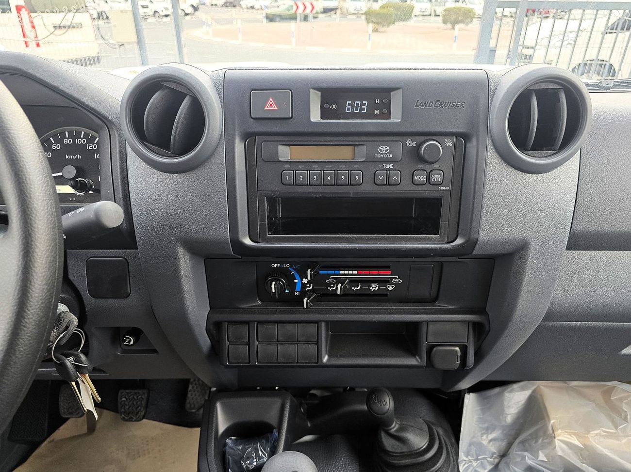 تويوتا لاند كروزر 70 Toyota Land Cruiser 76 4.2l M/T Diesel 4WD Whitout Def Lock , Fog light White Color 2025 Model