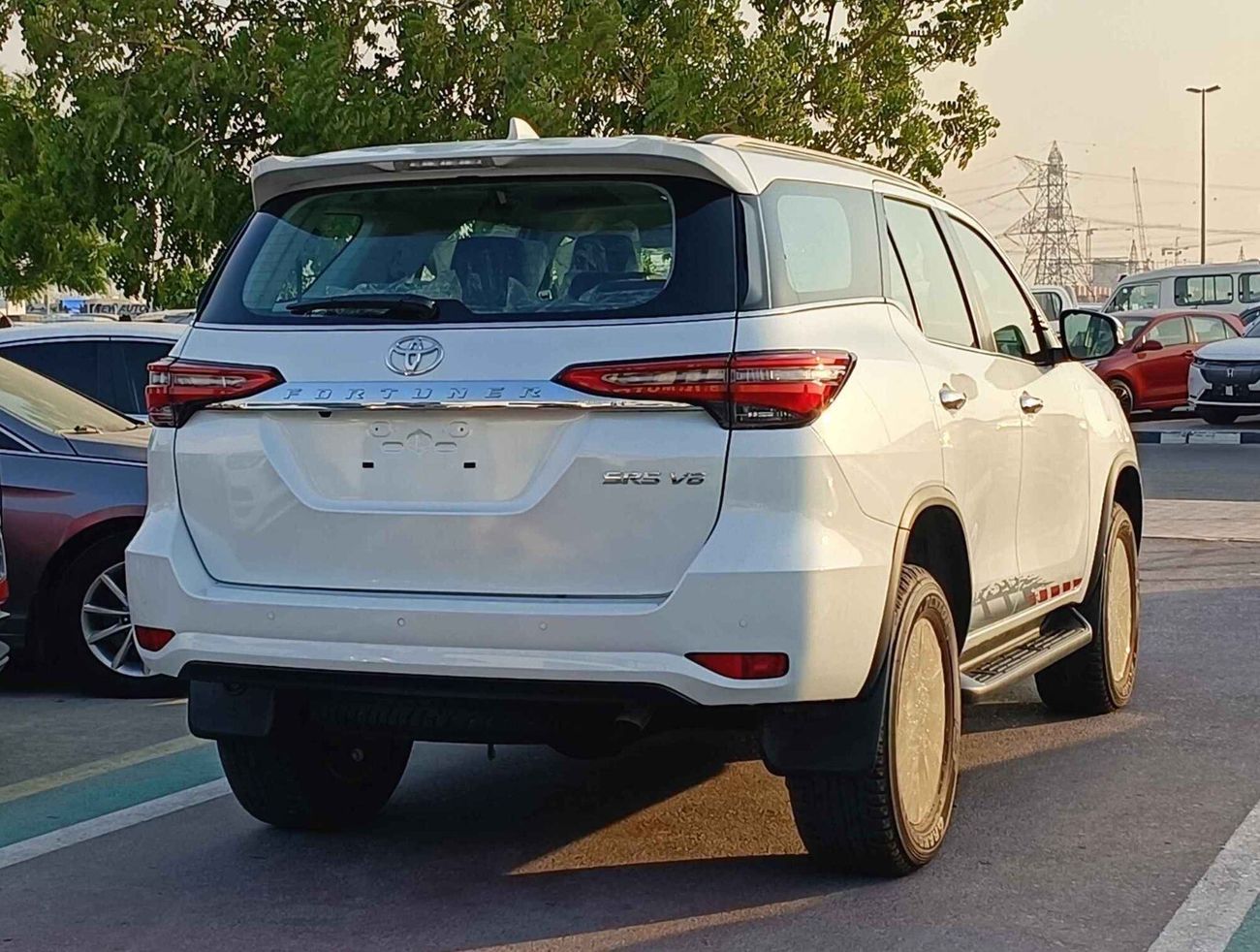 Toyota Fortuner / SR5 4.0L V6 / 2 Electric Seats, Auto AC,Leather Seats, Wireless Charger (CODE#FP40F)