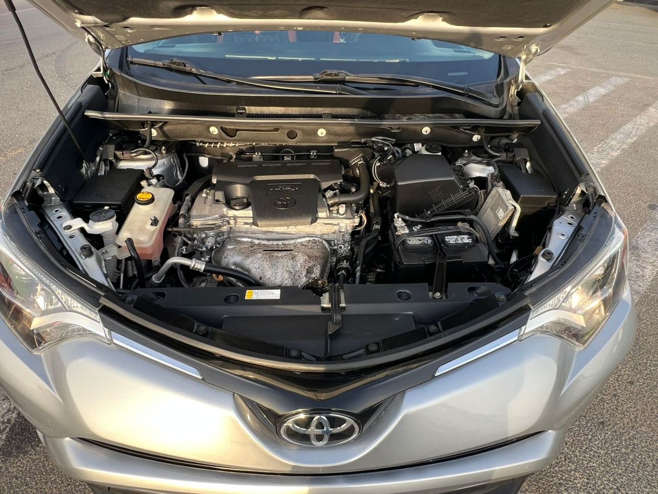 Toyota RAV4 2017 Toyota Rav4 XLE 2.5L V4 Mid Option - 4x4 AWD - Sunroof - Leather Seats -