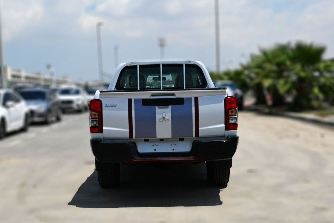 ميتسوبيشي L200 ميتسوبيشي L200 ديزل فل أوبشن أوتوماتيك 2.4 لتر أبيض من الخارج أسود من الداخل