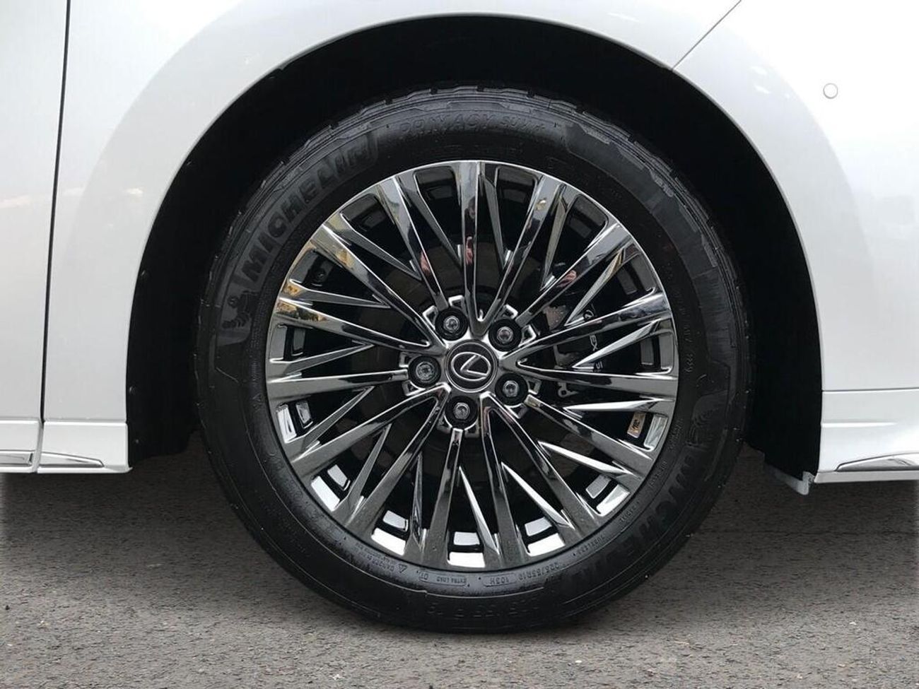 Lexus LM 350h 2.5 350h Takumi E-CVT AWD Euro 6 (s/s) 5dr ( EXPORT ONLY) RIGHT HAND DRIVE