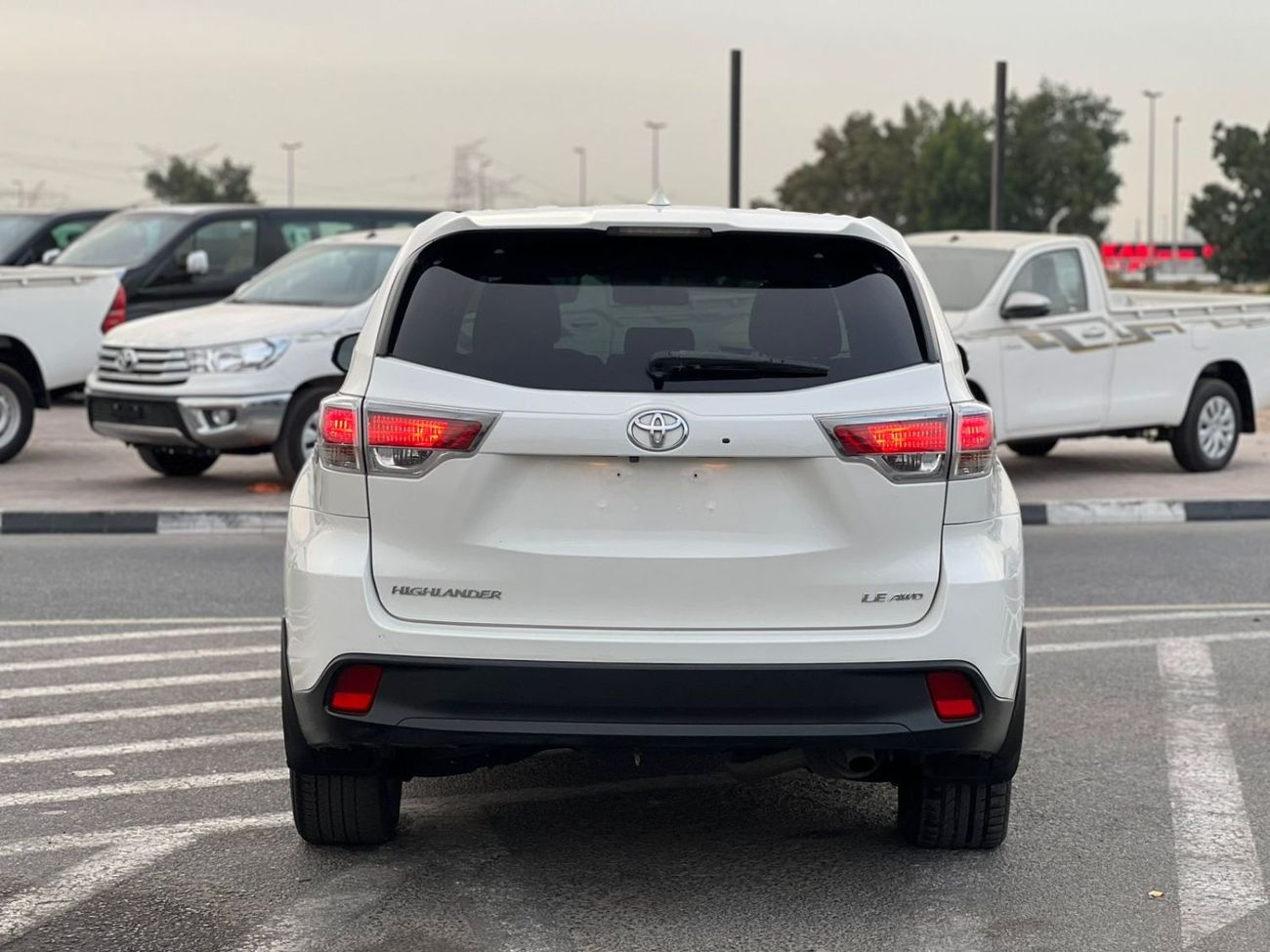 تويوتا هايلاندر 2015 Toyota Highlander LE+ Plus 3.5L V6 - Interior Beige - 7 Seater 4x4 AWD - Electric Seat With Big