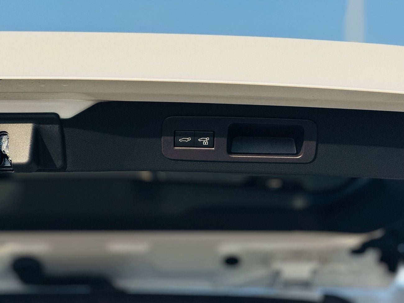 تويوتا لاند كروزر Zx top of the range white with black interior