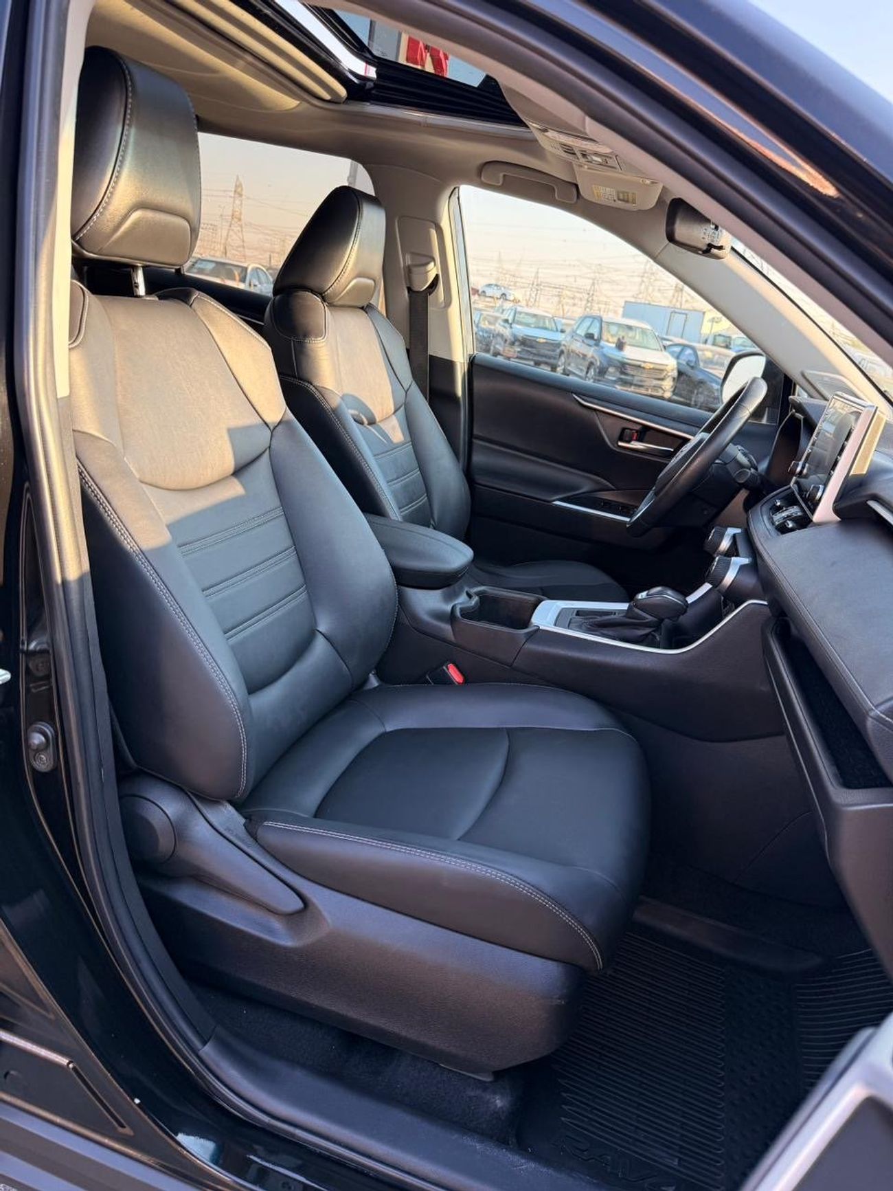 Toyota RAV4 XLE premium 2.5 L Full option