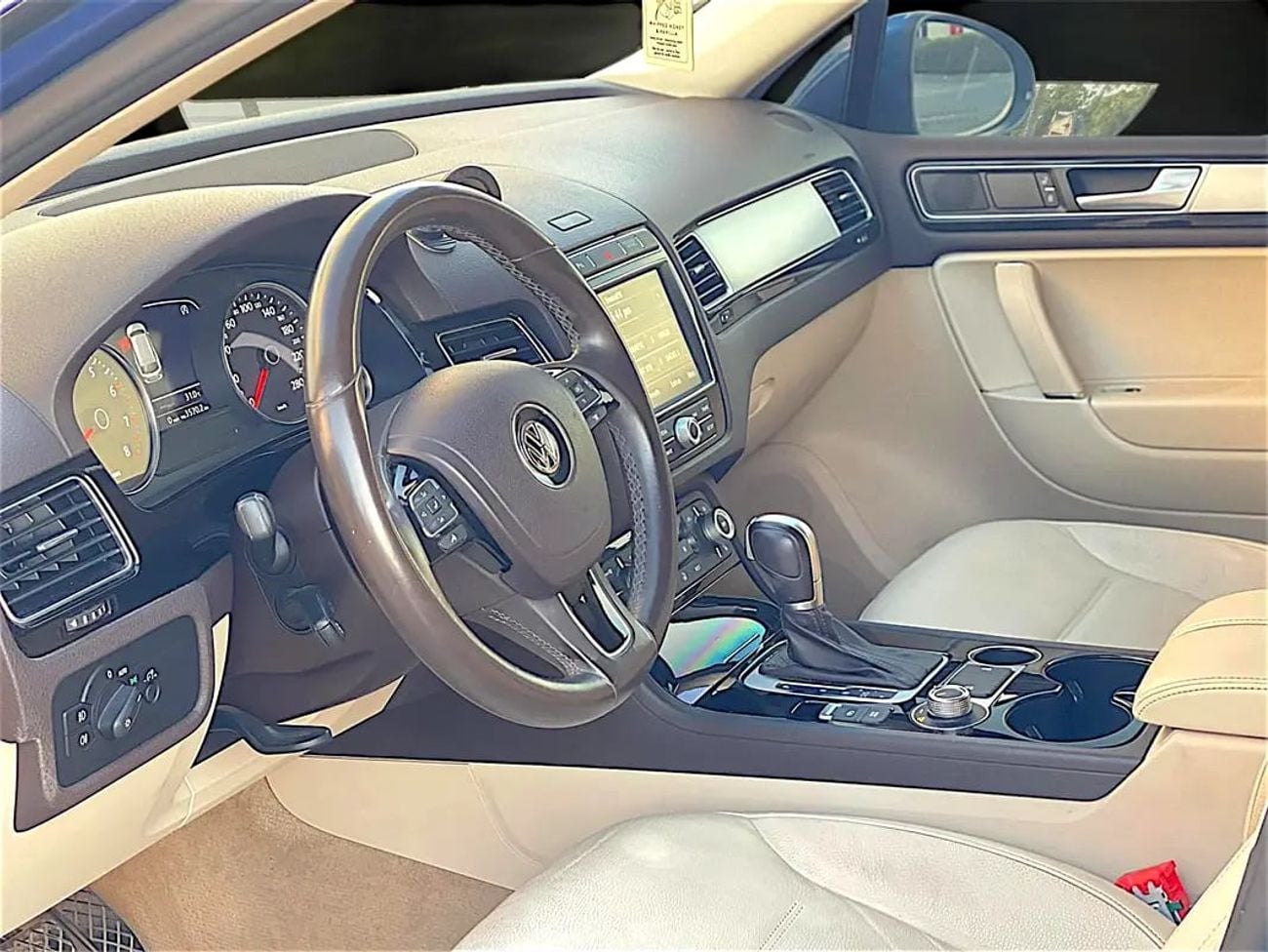 Volkswagen Touareg 1,005 P.M | SEL | GCC Specs | Pristine Condition