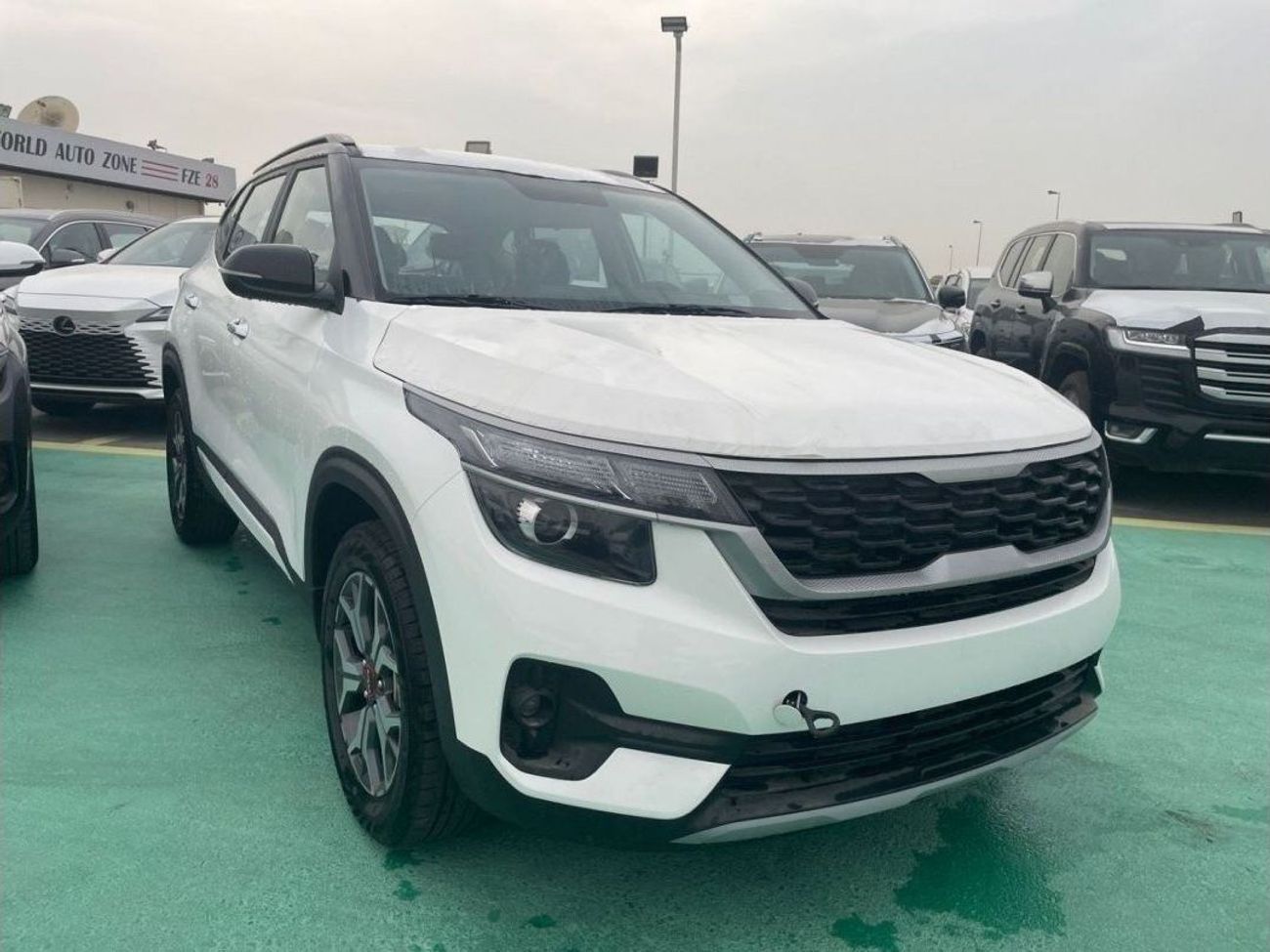 Kia Seltos 1.6 engine   with sun  roof push start 2024