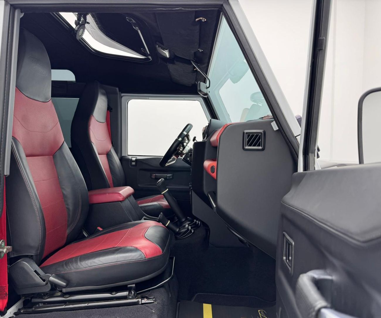 لاند روفر ديفندر 2016 Land Rover Defender 90, Full Land Rover Service History, Excellent Condition, Manual, GCC