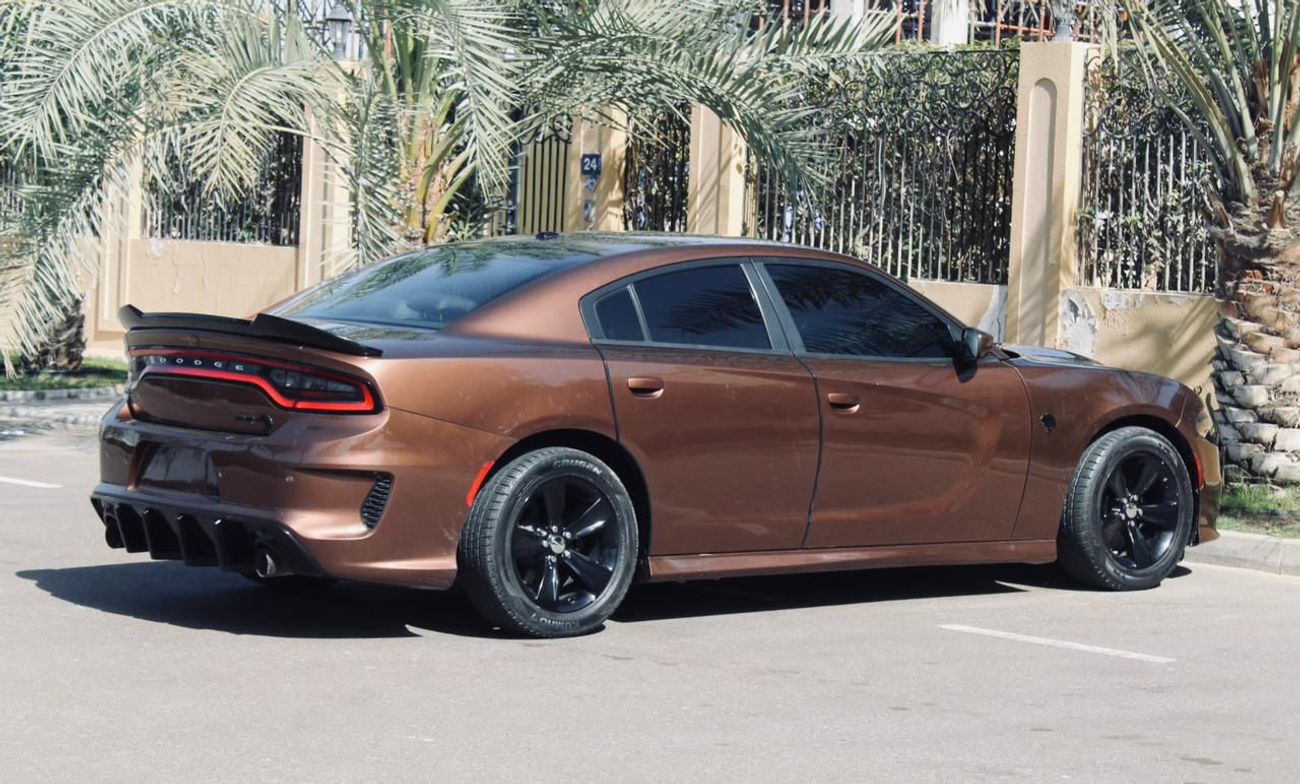 دودج تشارجر Unleash pure muscle with this Dodge Charger 2017, upgraded with an SRT body kit for an aggressive, h