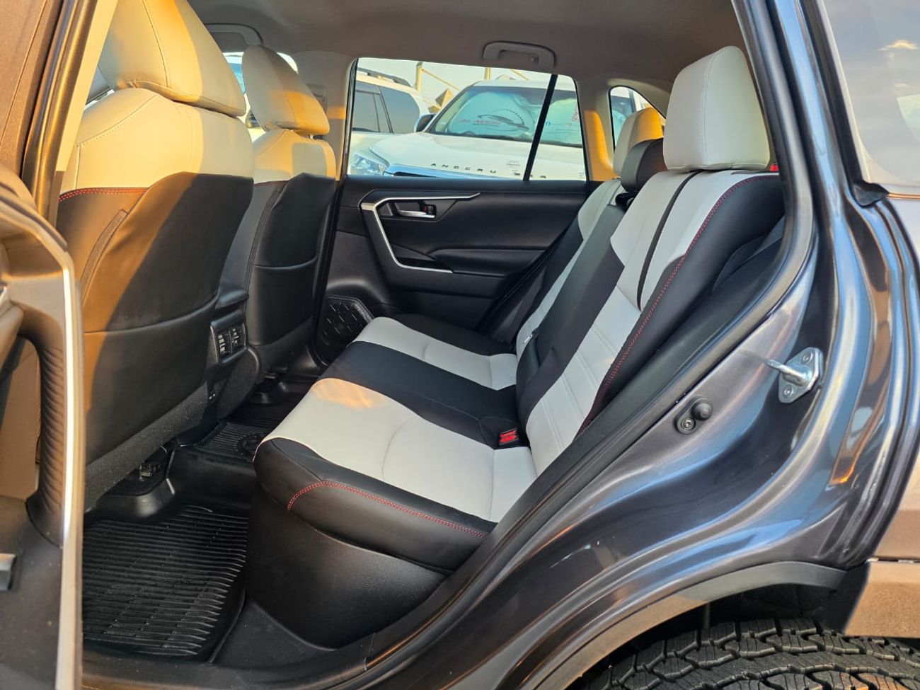 Toyota RAV4 2022 Model XLE hybrid engine Push , AWD and leather seats