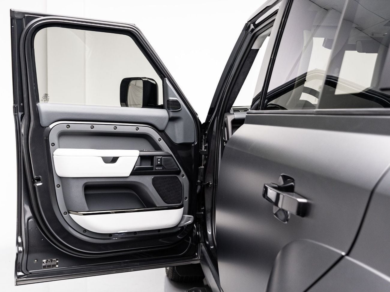 Land Rover Defender 110 P635 OCTA V8 Exclusive, 2030 Warranty + Service Contract