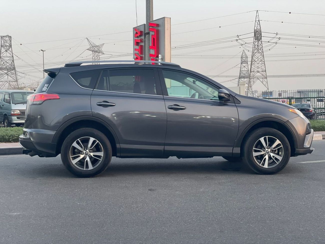 Toyota RAV4 2017 Toyota Rav4 XLE 2.5L V4 Full Option - 4x4 AWD - Sunroof