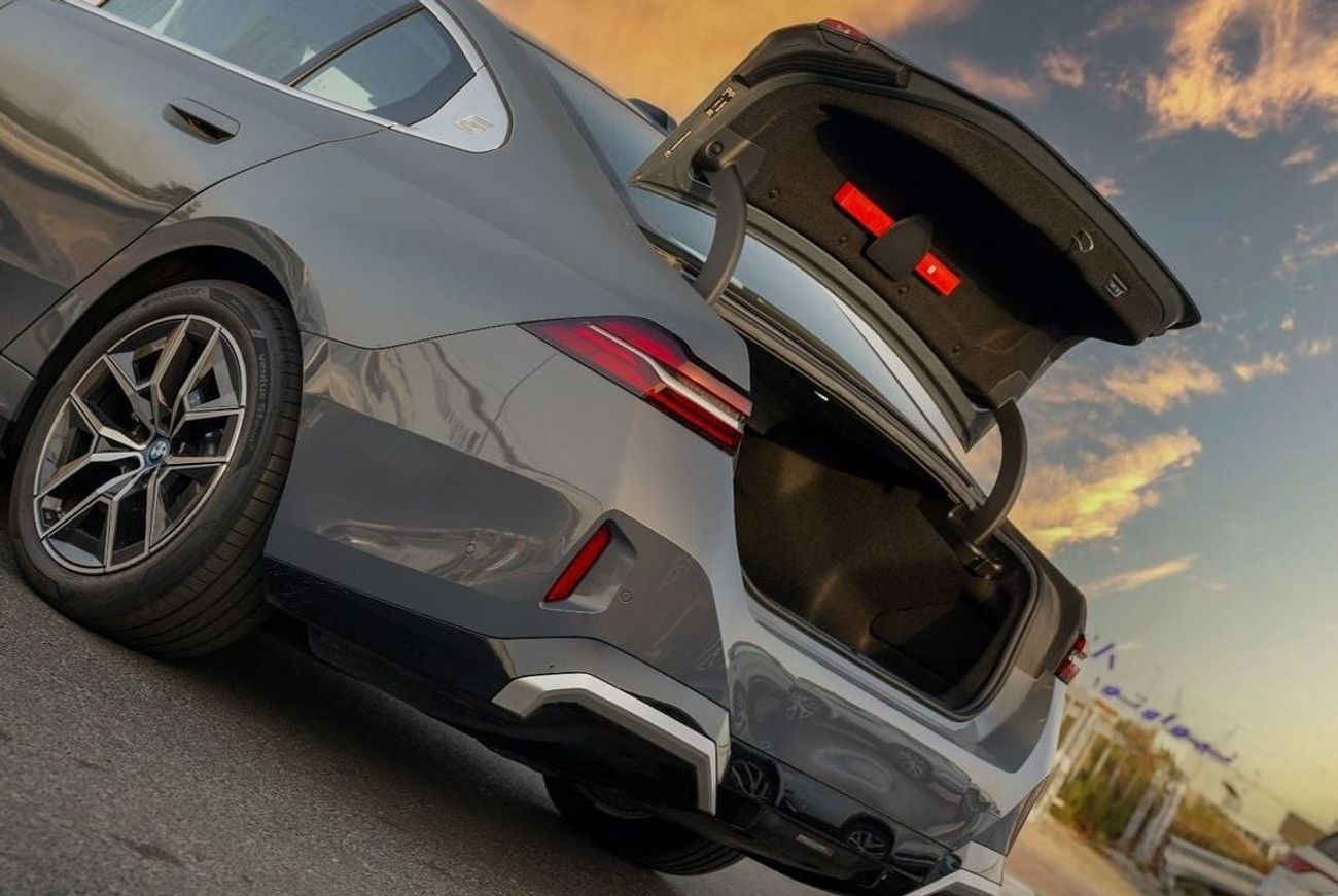 بي أم دبليو i5 2024 BMW i5 e-Drive 35L Exclusive M Sport RWD 0Km