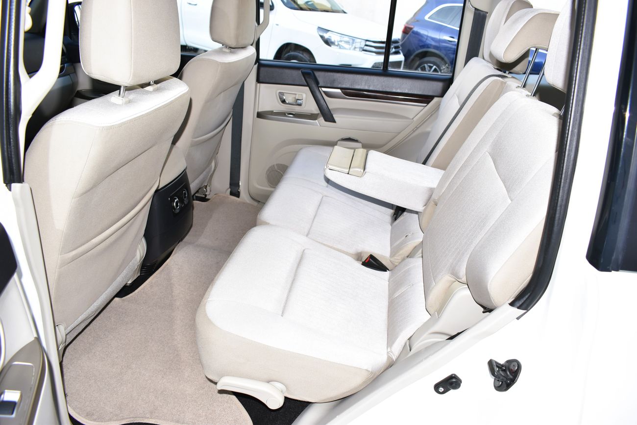 Mitsubishi Pajero AED 1229 PM | 3.0L GLS V6 4WD GCC DEALER WARRANTY