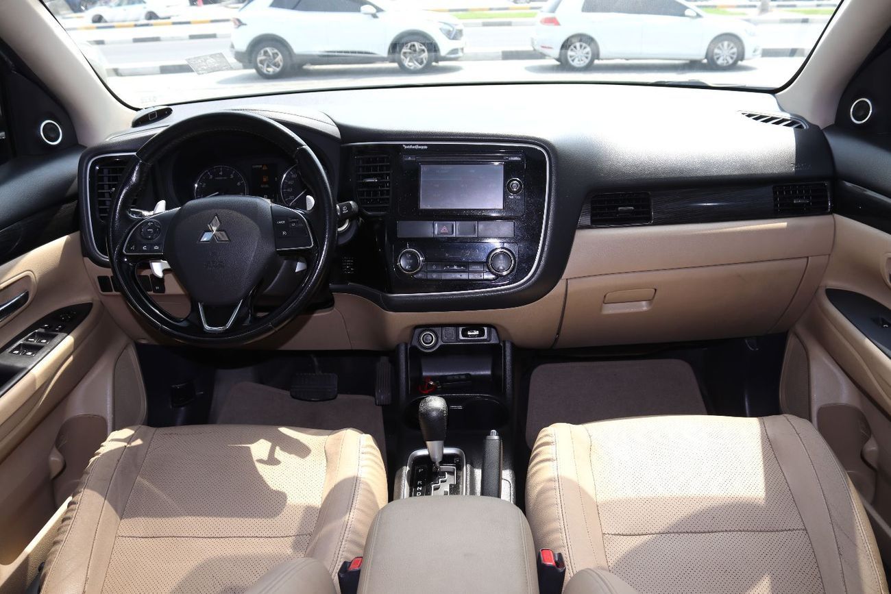 Mitsubishi Outlander GLS 3.0L Mitsubishi Outlander 2016 - in excellent condition- GCC-4WD-130,000 km - Price - 35000 AED
