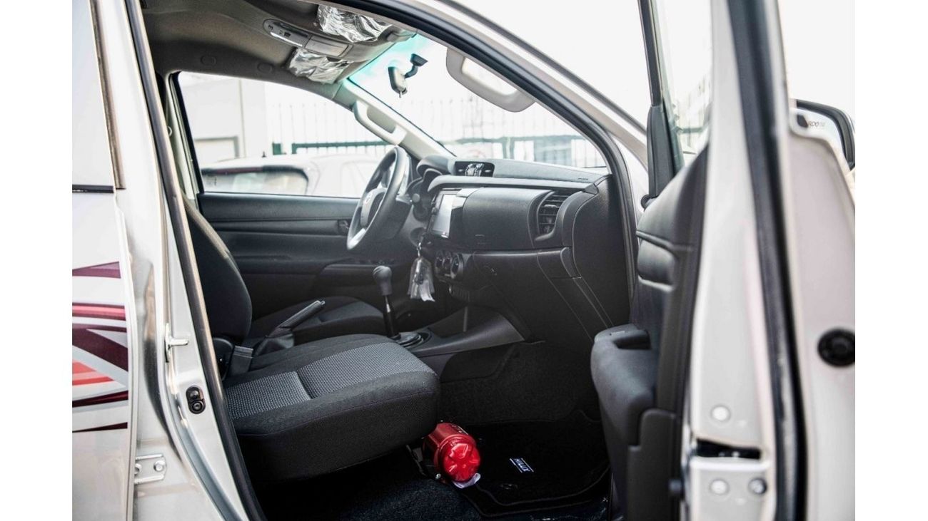 Toyota Hilux 2023 Toyota Hilux 4x4 DC 2.4 DLS - Silver inside Black