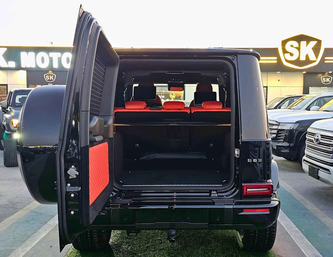 Mercedes-Benz G 63 AMG AIR SUSPENSION / 4.0L V8 / LEATHER SEATS / 4WD / DIGITAL DISPLAY (CODE#69059)