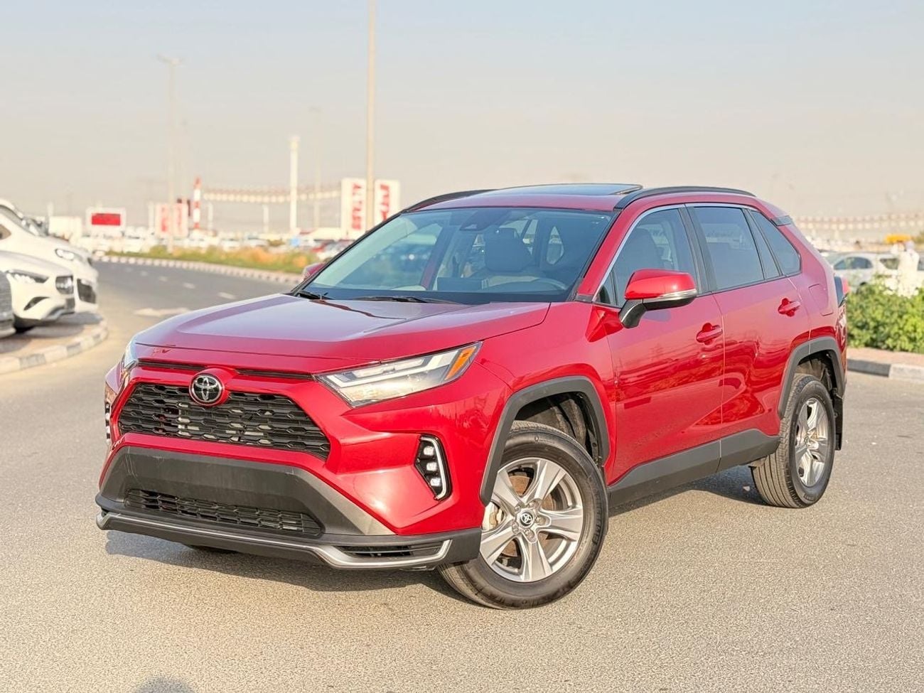تويوتا راف ٤ XLE 2.5 L | sunroof, push start low mileage full option