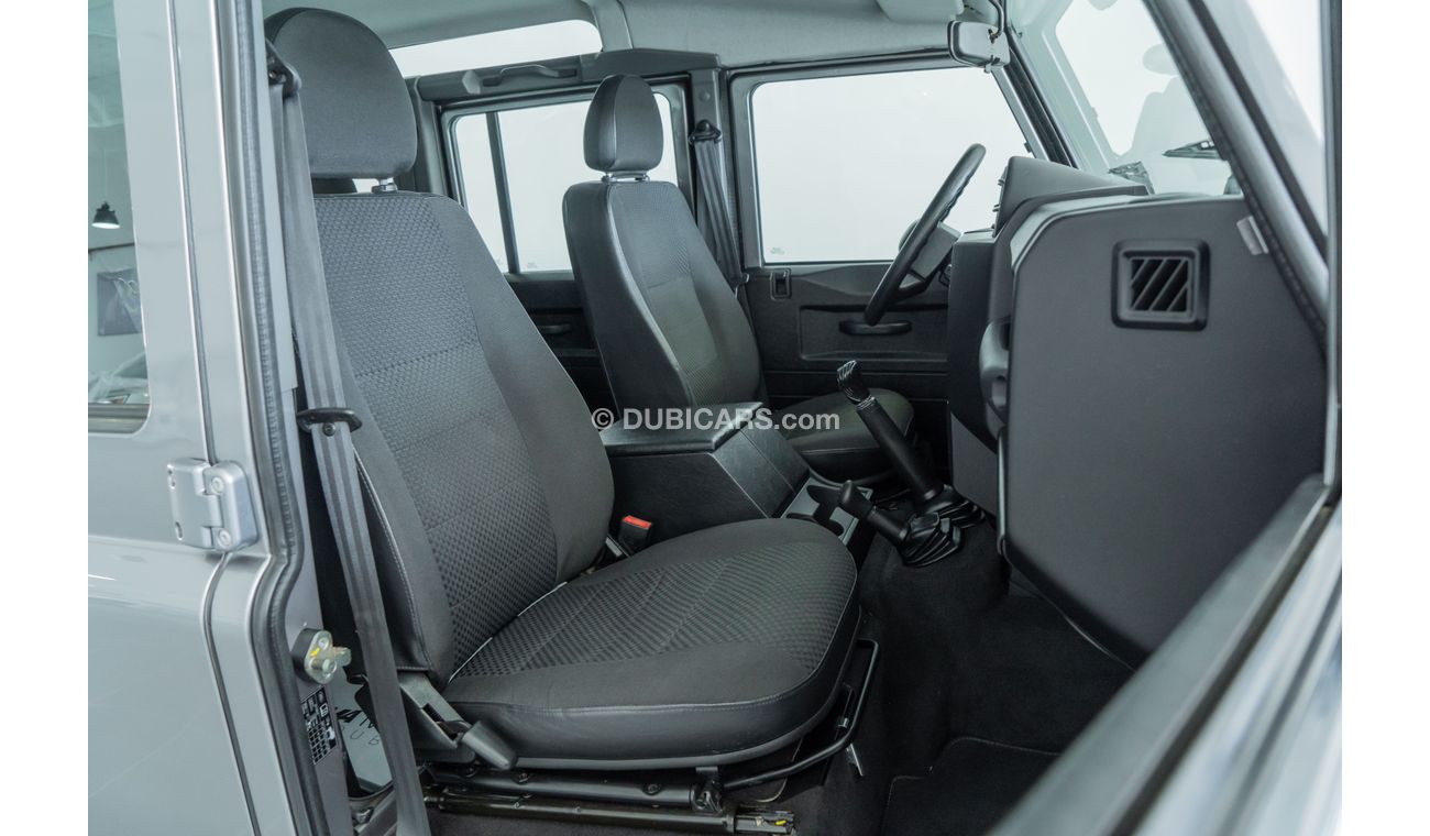 Land Rover Defender 2013 Land Rover Defender TD4 2.4L / Comfort Pack & Exterior Pack / Full-Service History