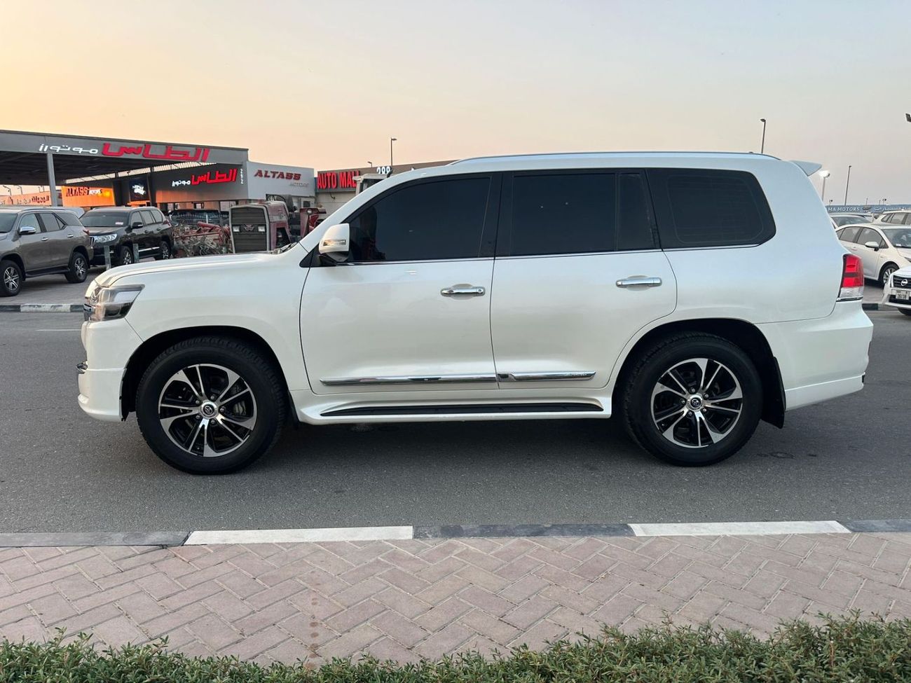 تويوتا لاند كروزر Toyota landcruise 2021Model Engine 4.0 v6 petrol GXR colour white Transmission Automatic Interior.Bl