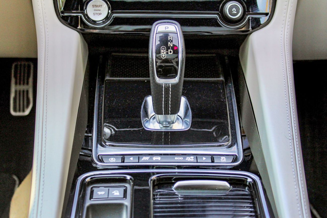 Jaguar F Pace SVR 5.0L 2019 Jaguar F-Pace SVR / Law Mileage (55,000 Km) / Candian Specs