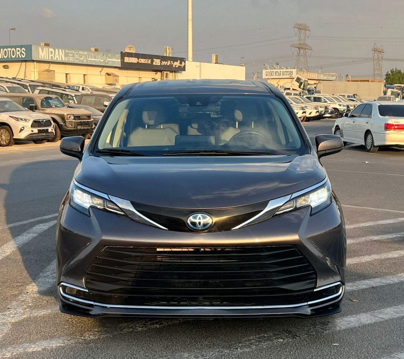 Toyota Sienna LE (NON GCC) 2021 Toyota Sienna Hybrid 2.5L V4 - 7 Seater Doors Full Auto With Radar -