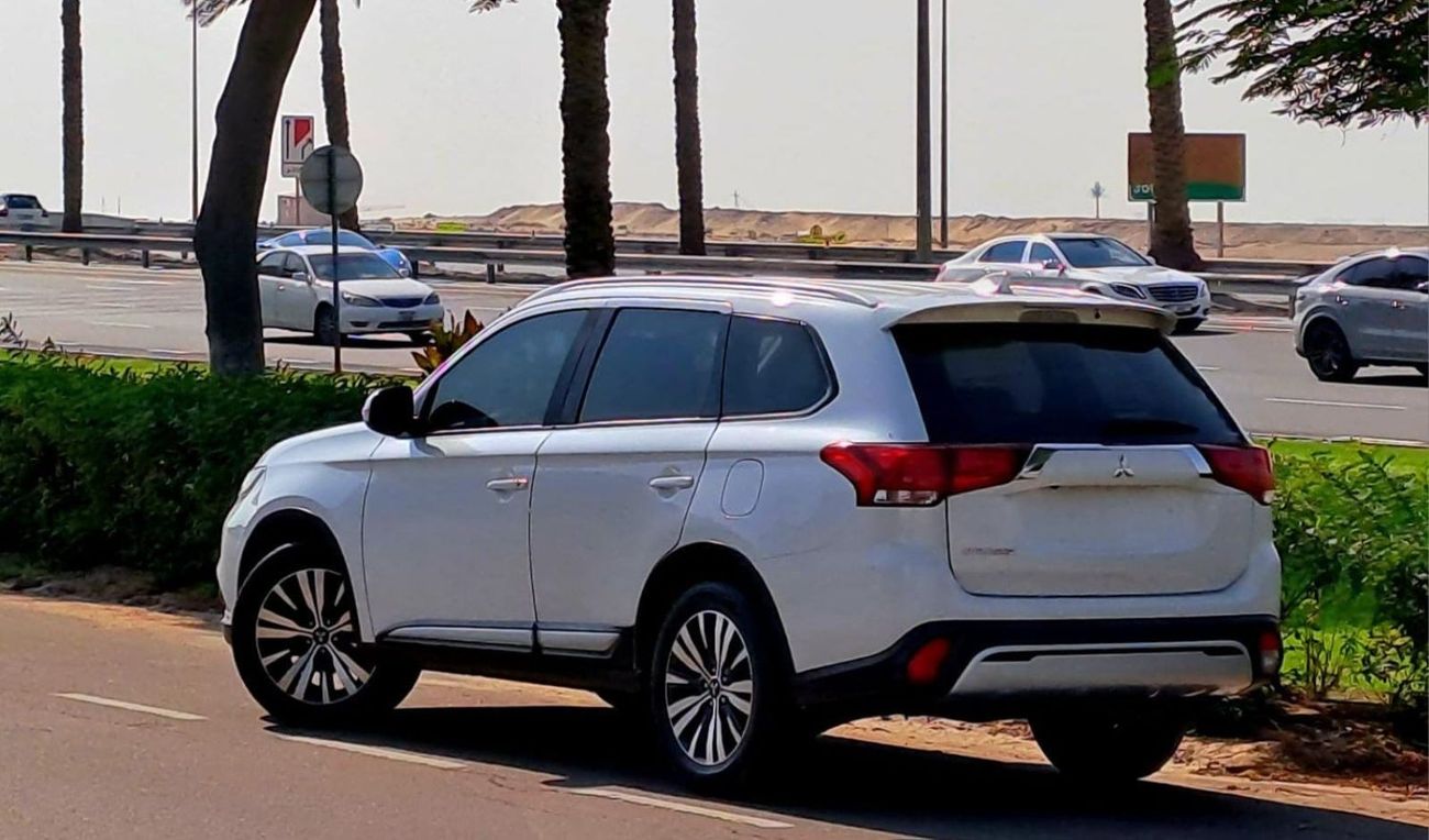 ميتسوبيشي آوتلاندر GLX High 2.4L 960-Monthly l GCC l Cruise, Camera, 4x4 l Accident Free