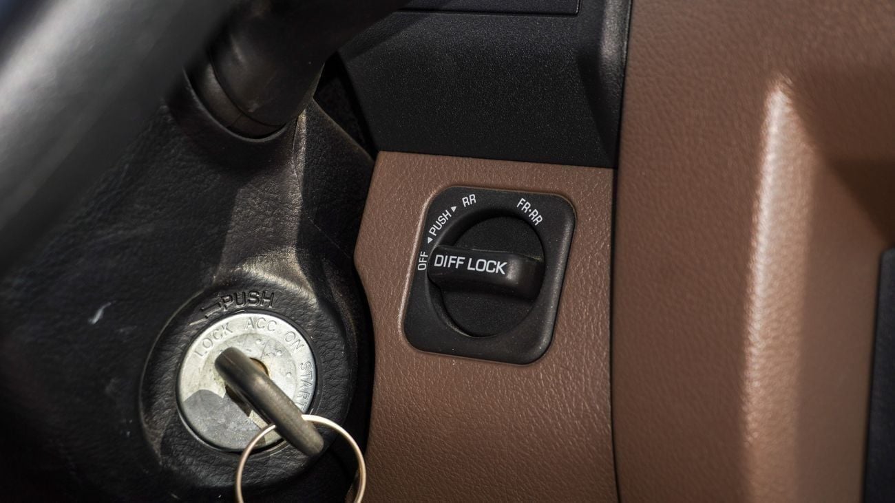 تويوتا لاند كروزر بيك آب