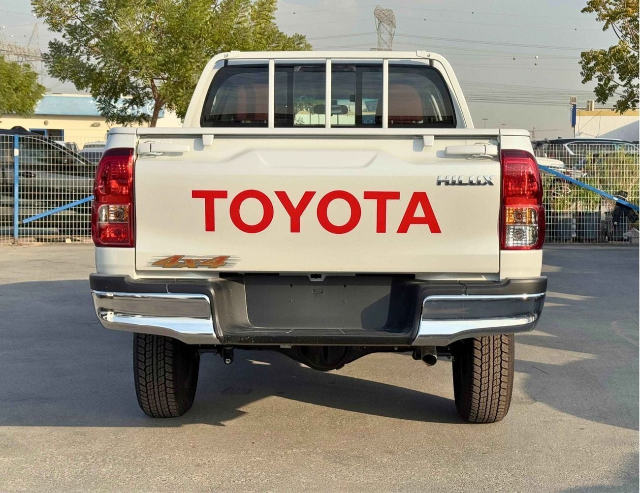 تويوتا هيلوكس BASIC DOUBLE CABIN / 2.4L DIESEL A/T / CHROME HANDLE & REAL CHROME BUMPER (CODE # HD)