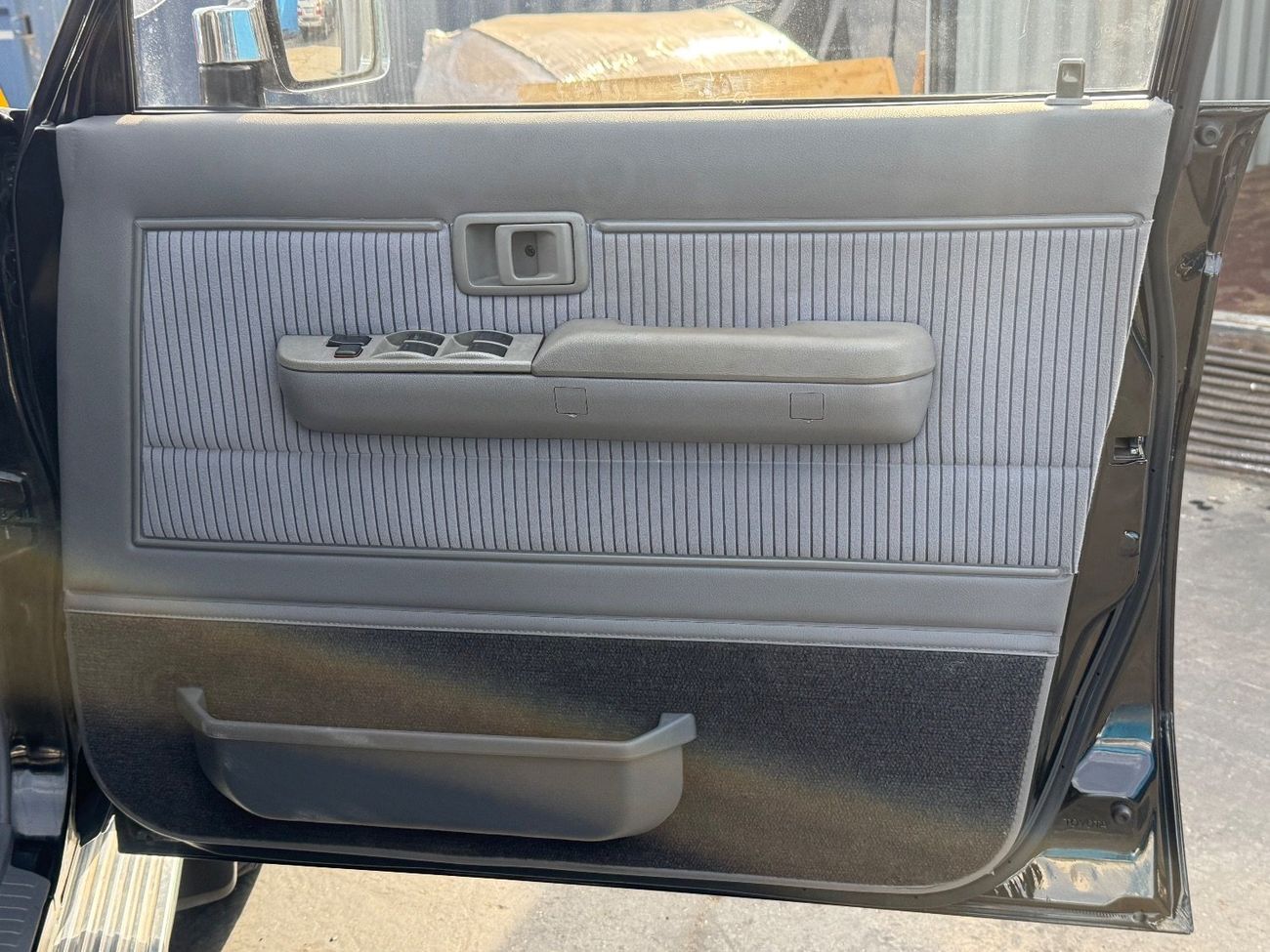 تويوتا لاند كروزر 70 4WD- 7 Seater