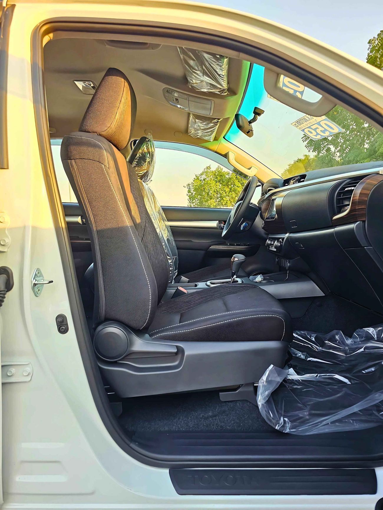 تويوتا هيلوكس SR5 | 2.7L V4 PETROL | A/T | PUSH START | WOODEN PANEL | 4WD (C0DE # 69008)