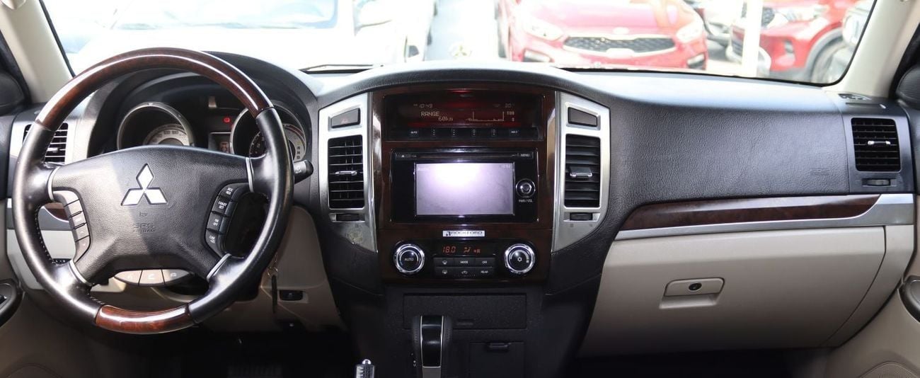 Mitsubishi Pajero GLS 3.8L Mitsubishi Pajero 2020 -GCC- Accident-free -7seats - 3.8L-V6 - KM 92000 - In excellent cond