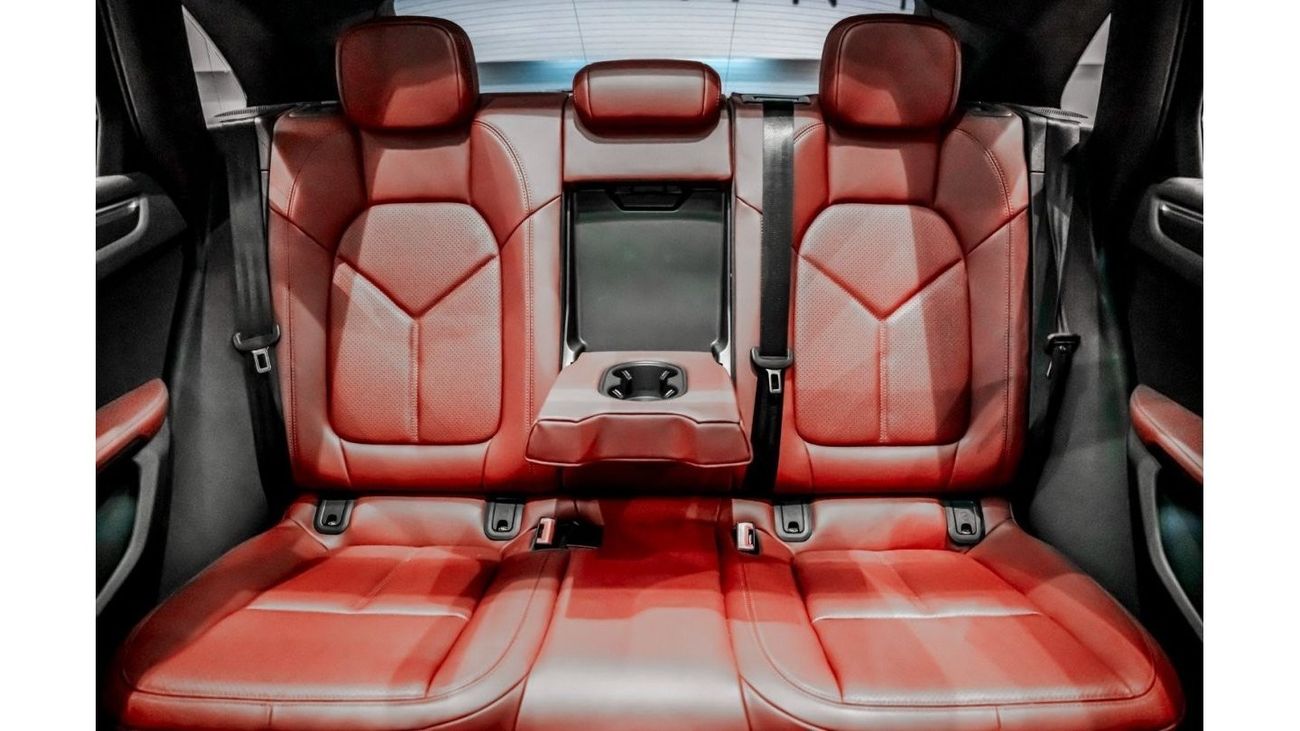 بورش ماكان 2023 Porsche Macan, 2025 Porsche Warranty, Full Service History, Sports Exhaust, Low Kms, GCC