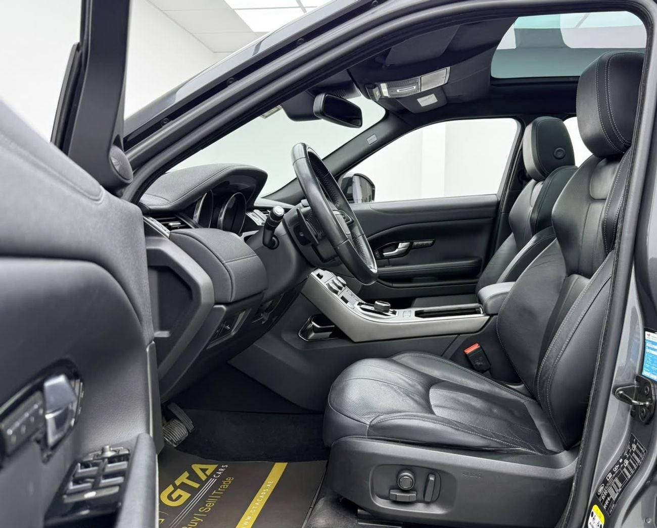 Land Rover Range Rover Evoque SE 2018 Range Rover Evoque R Dynamic SE, Full Service History, Fully Loaded, Excellent Condition, GCC