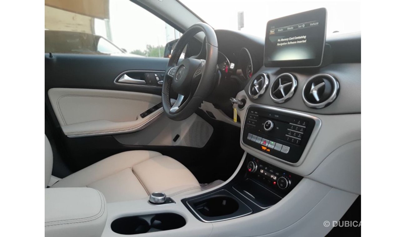 Mercedes-Benz GLA 250 مرسيدس بنز GLA 250 وارد امريكي فل اوبشين فتحة جلد يوجد كاميرا خلفية نظيفة جدا وبحالة ممتازة