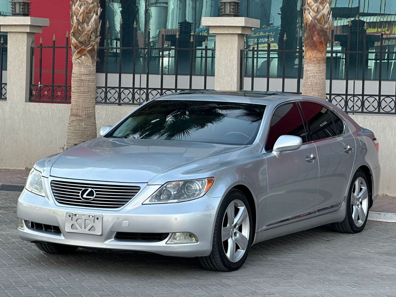 Lexus LS460 Lexus LS460 Model: 2007 Mileage: 220,000 Km  Price: 22,000 dirhams Come to America Full option No. 1