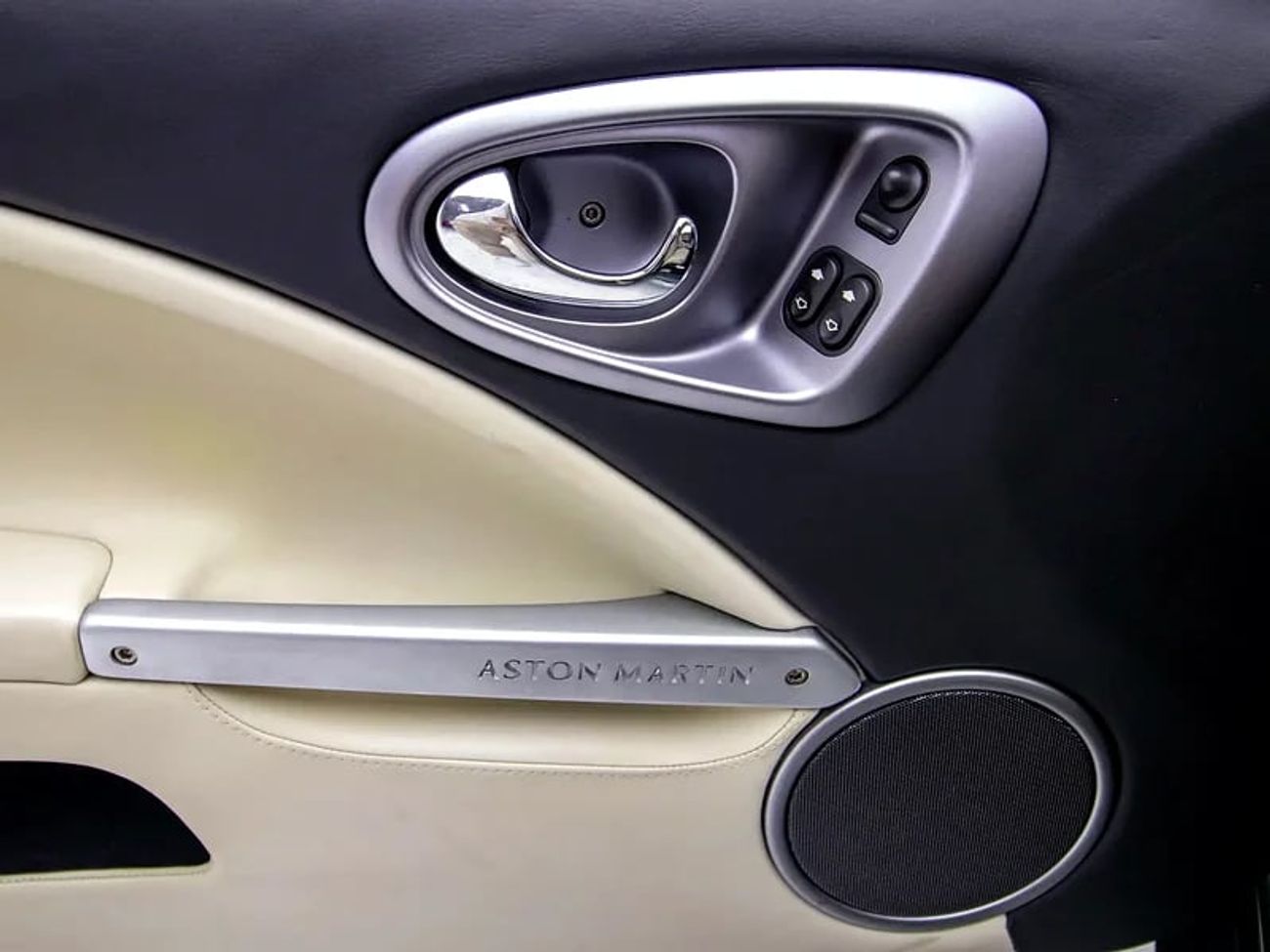 أستون مارتن فانكويش