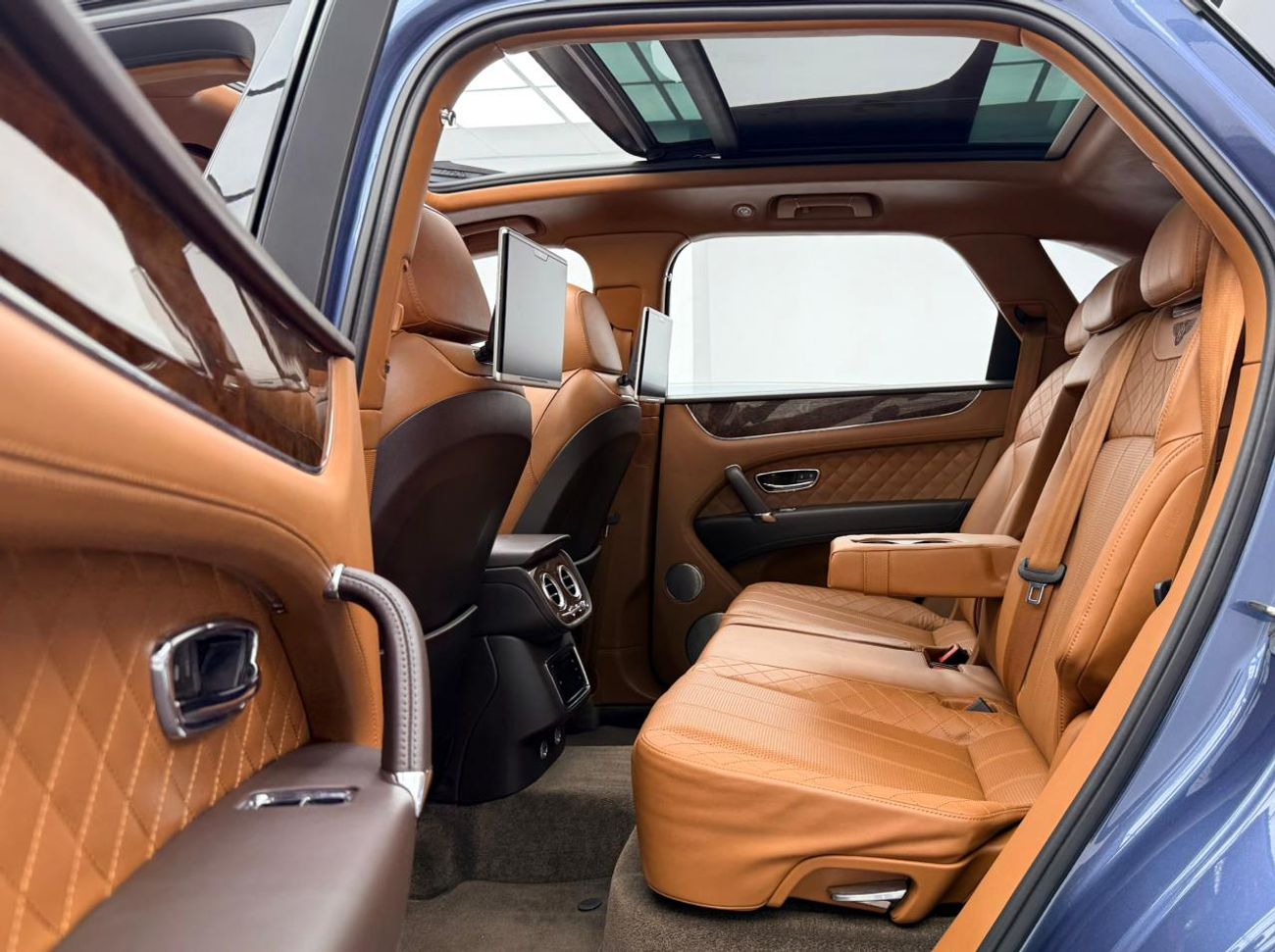 Bentley Bentayga FIRST EDITION 2017 Bentley Bentayga First Edition W12, Bentley Warranty+Full Service History, GCC