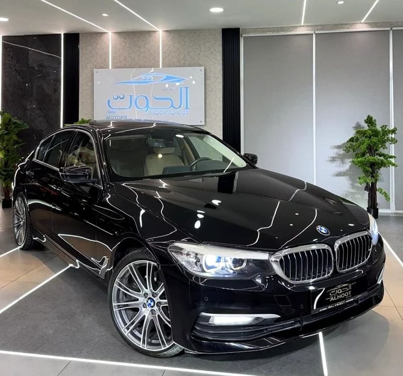 بي أم دبليو 520i EXCLUSIVE LUXURY ELITE BLACK 520i || TOP RANGE || GCC || SCREENS || LIKE
